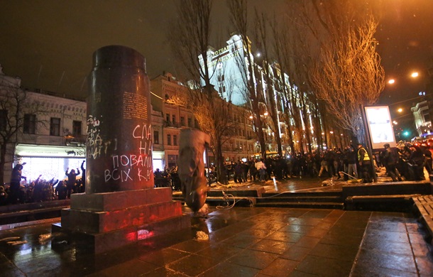 Як зносили пам&39;ятник Леніну в Києві Как сносили памятник Ленину в Киеве