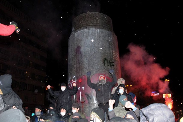 Як зносили пам&39;ятник Леніну в Києві Как сносили памятник Ленину в Киеве
