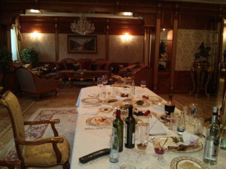 Журналісти аналізують чорну бухгалтерію Януковича і хороми Межигір'я Журналисты анализируют черную бухгалтерию Януковича и хоромы Межигорья