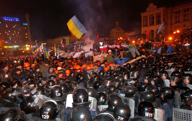 Початок штурму євромайдан. Фоторепортаж з центру Києва в ніч на 11 грудня Начало штурма Евромайдана. Фоторепортаж из центра Киева в ночь на 11 декабря