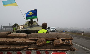 Кордон українських силовиків на кордоні Кримського півострова з материком (фото - dpsu.gov.ua) Кордон украинских силовиков на границе Крымского полуострова с материком (фото - dpsu.gov.ua)