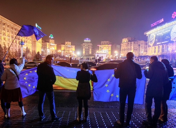 21 листопада Україна відзначає річницю початку Майдану Переваги 21 ноября Украина отмечает годовщину начала Майдана Достоинства