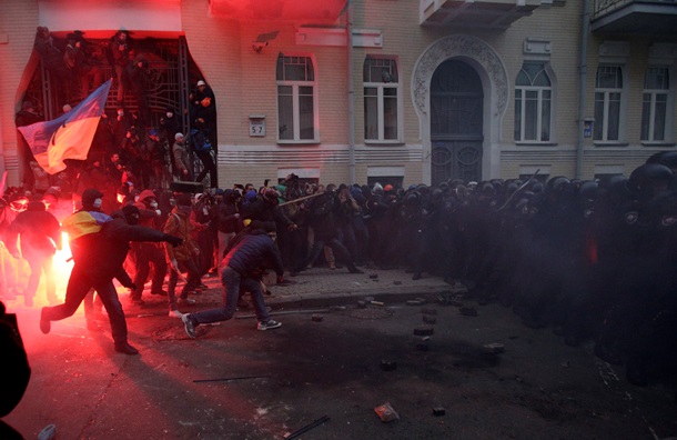 21 листопада Україна відзначає річницю початку Майдану Переваги 21 ноября Украина отмечает годовщину начала Майдана Достоинства