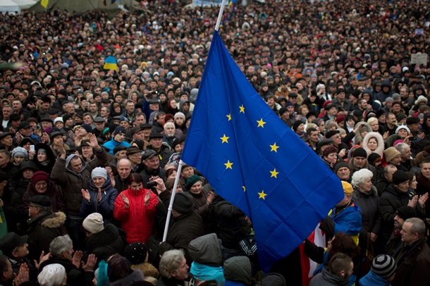21 листопада Україна відзначає річницю початку Майдану Переваги 21 ноября Украина отмечает годовщину начала Майдана Достоинства