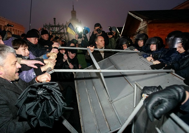 21 листопада Україна відзначає річницю початку Майдану Переваги 21 ноября Украина отмечает годовщину начала Майдана Достоинства