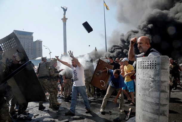 21 листопада Україна відзначає річницю початку Майдану Переваги 21 ноября Украина отмечает годовщину начала Майдана Достоинства