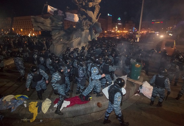 21 листопада Україна відзначає річницю початку Майдану Переваги 21 ноября Украина отмечает годовщину начала Майдана Достоинства