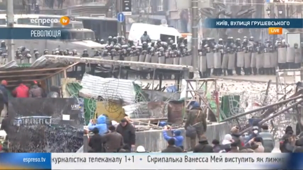Зіткнення на Грушевського: підходять нові люди Столкновения на Грушевского: подходят новые люди