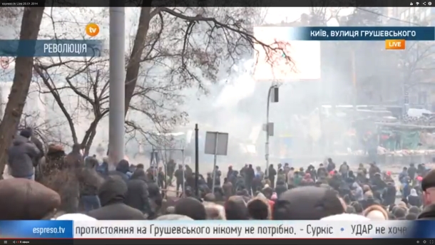 Зіткнення на Грушевського: підходять нові люди Столкновения на Грушевского: подходят новые люди