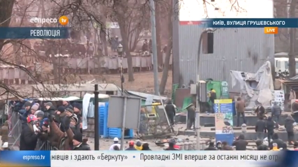 Зіткнення на Грушевського: підходять нові люди Столкновения на Грушевского: подходят новые люди