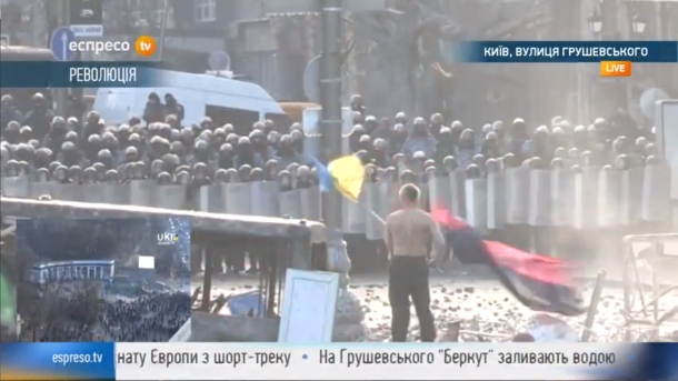 Зіткнення на Грушевського: підходять нові люди Столкновения на Грушевского: подходят новые люди
