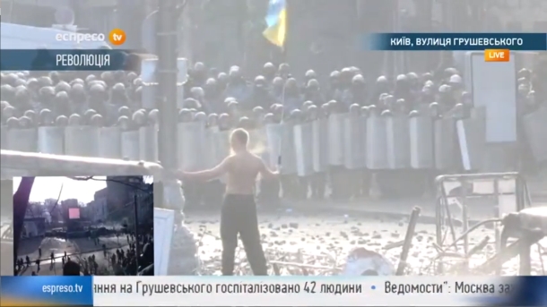 Зіткнення на Грушевського: підходять нові люди Столкновения на Грушевского: подходят новые люди
