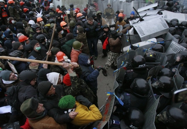 Шумова граната розірвала ногу мітингувальнику, у другого пошкоджена голова Шумовая граната разорвала ногу митингующему, у второго повреждена голова