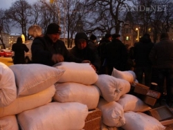 Львов: активисты штурмуют ОГА и возводят баррикады. ФОТОрепортаж + ВІДЕО