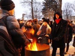 Львов: активисты штурмуют ОГА и возводят баррикады. ФОТОрепортаж + ВІДЕО