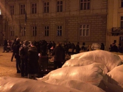 Львов: активисты штурмуют ОГА и возводят баррикады. ФОТОрепортаж + ВІДЕО