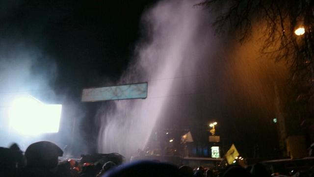 Міліція спробувала розігнати демонстрантів водометом: Швидка забрала з десяток поранених. Милиция попыталась разогнать демонстрантов водометом: Скорая забрала с десяток раненых.