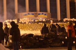 Ровно: активисты штурмуют ОГА и возводят баррикады. ФОТОрепортаж + ВІДЕО