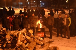 Ровно: активисты штурмуют ОГА и возводят баррикады. ФОТОрепортаж + ВІДЕО