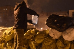 Ровно: активисты штурмуют ОГА и возводят баррикады. ФОТОрепортаж + ВІДЕО