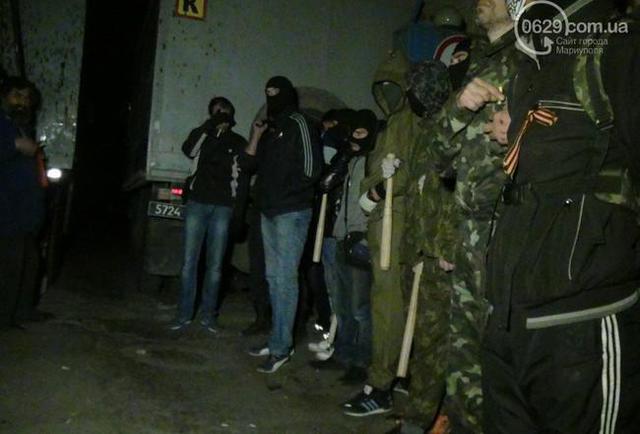 Штурм воинской части в Мариуполе: боевики ранили случайных прохожих. ФОТОрепортаж+ВИДЕО