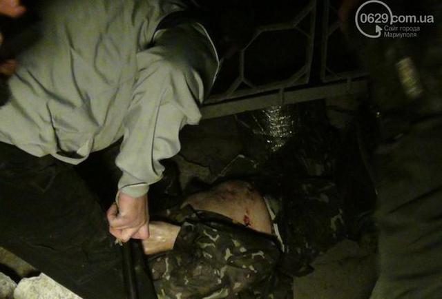 Штурм воинской части в Мариуполе: боевики ранили случайных прохожих. ФОТОрепортаж+ВИДЕО