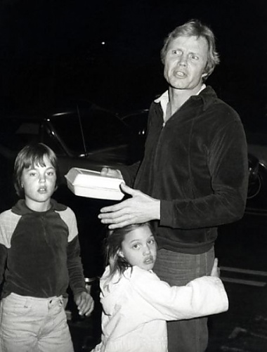 Анджеліна Джолі з батьком Джоном Войтом і братом Джеймсом