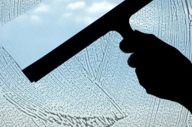 За дві години вимив вікна в двох квартирах і заробив 200 гривень За два часа вымыл окна в двух квартирах и заработал 200 гривен